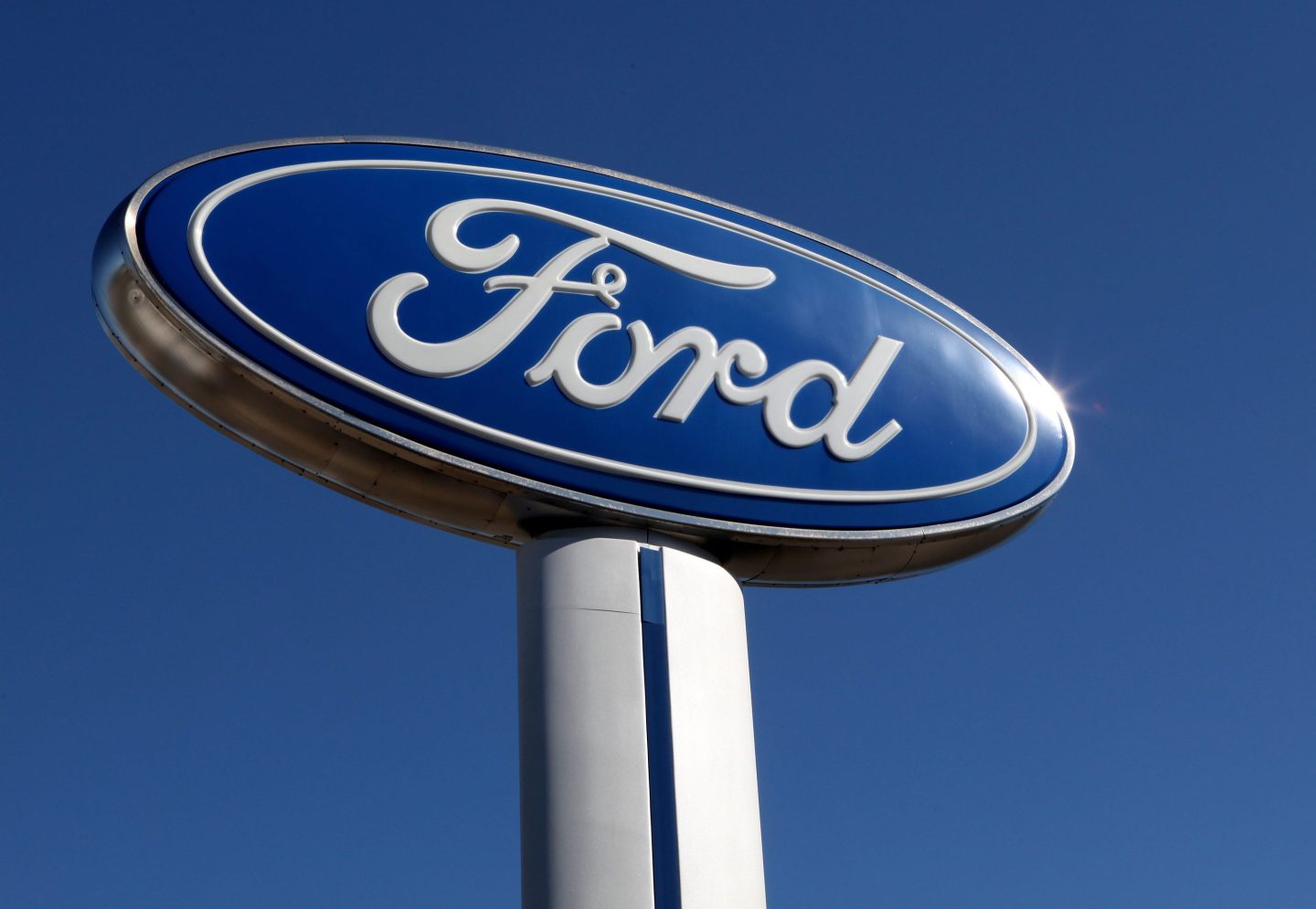 RICHMOND, CA &#8211; NOVEMBER 02:  A Ford sign is posted in front of Hilltop Ford November 2, 2009 in Richmond, California. Ford Motor rerported a nearly $1 billion third quarter profit earning $997 million or 29 cents a share compared to a loss of $161 million, or 7 cents a share one year ago.  (Photo by Justin Sullivan/Getty Images)