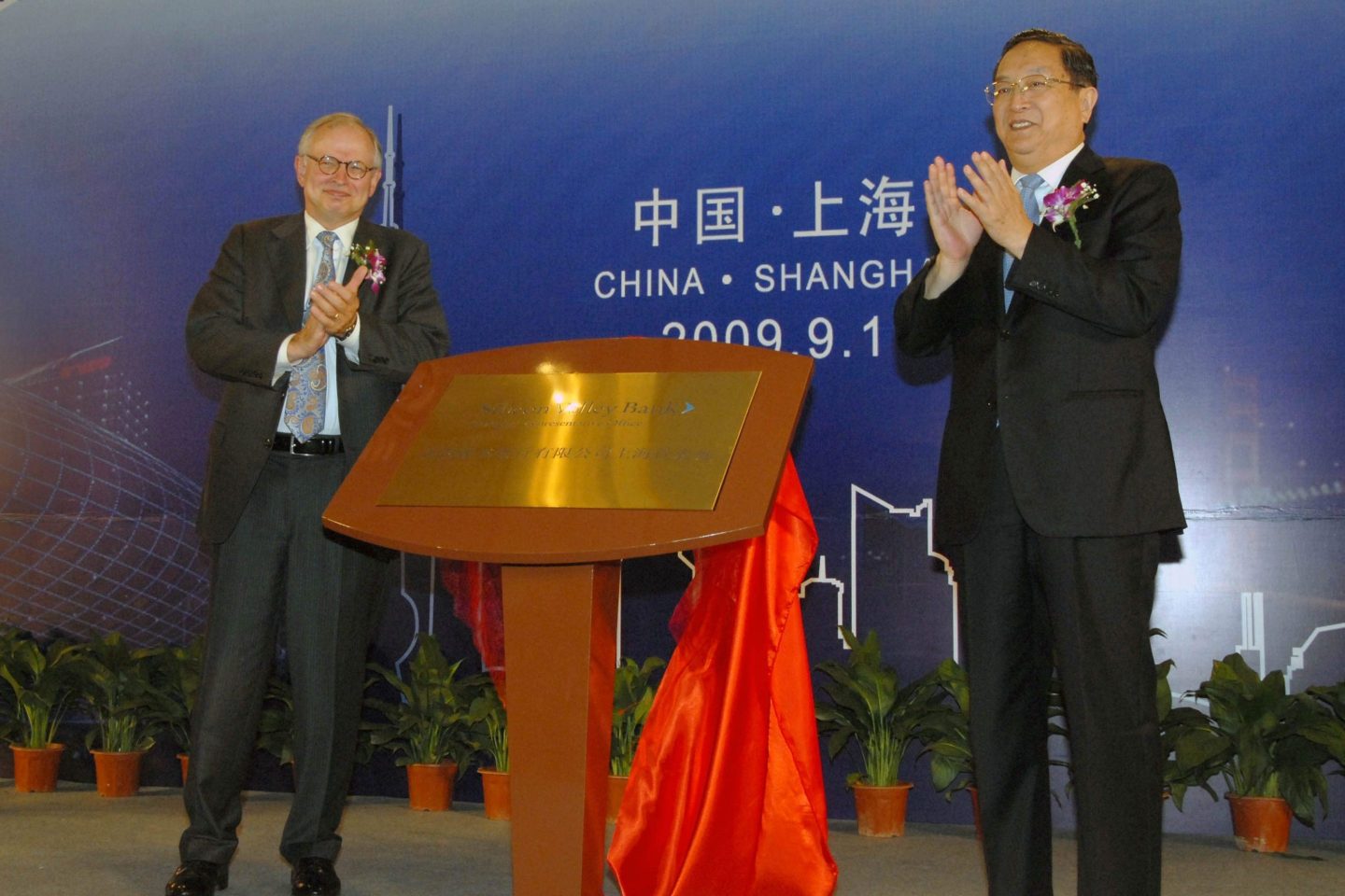 SHANGHAI, CHINA &#8211; SEPTEMBER 01: (CHINA OUT) SVB President Ken Wilcox (L) and Shanghai&#8217;s Party chief Yu Zhengsheng (R) attend the unveiling ceremony for SVB&#8217;s Shanghai representative office at Yangpu District on September 1, 2009 in Shanghai, China.  (Photo by Zhu Lan/Visual China Group via Getty Images)