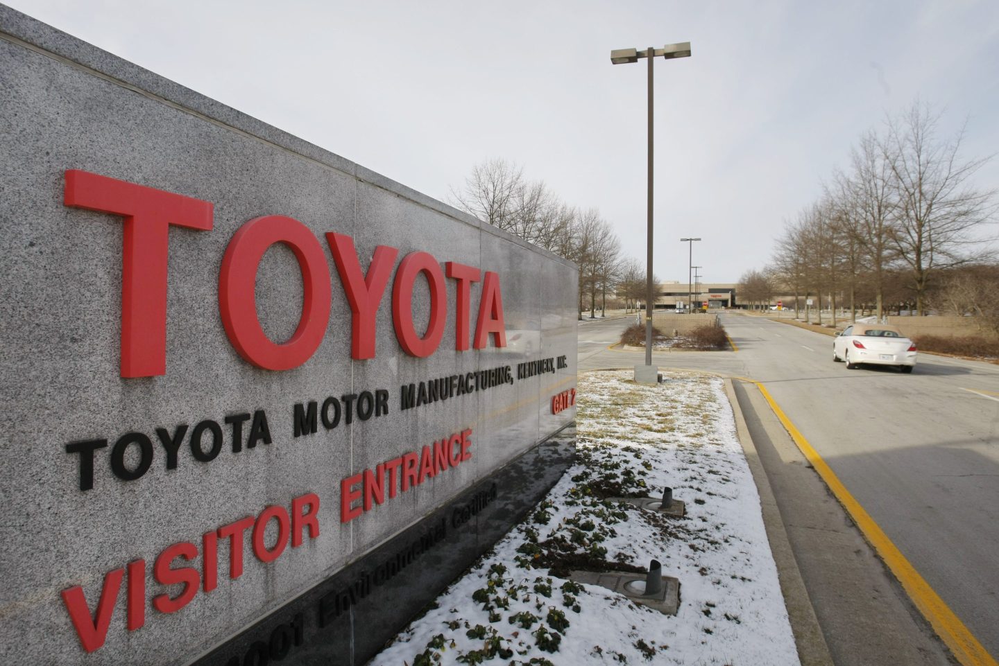 Toyota will invest $922 million to build a new paint facility at its Kentucky factory complex