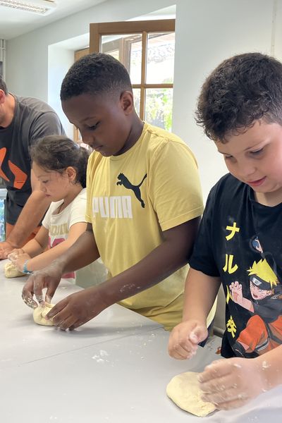 Atelier fabrication de pain pour ces élèves venus du groupe scolaire Jean Moulin de Couzeix.