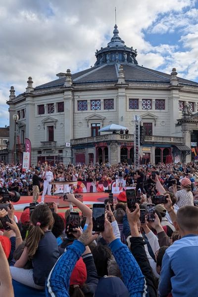 Jérémy Stravius qui embrase le chaudron à Amiens devant le cirque Jules Verne.