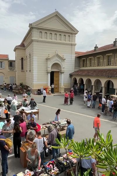 Avant de céder leur place aux Petites Sœurs des pauvres, les sœurs Clarisses ont vendu leurs biens lors d'un vide-grenier.