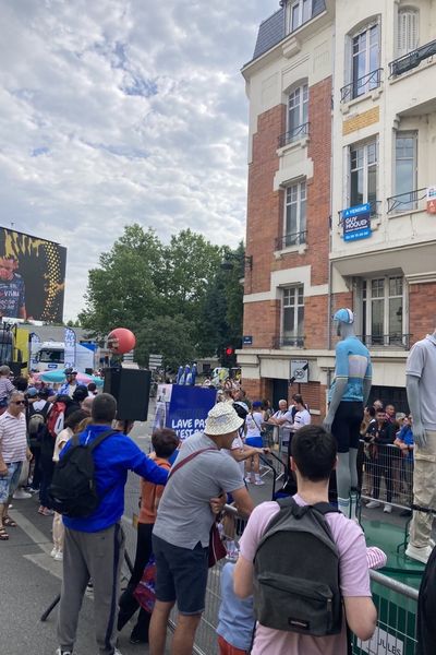 À moins de trois heures du départ de l'étape, il y a déjà foule dans les rues d'Orléans.