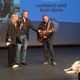 Laurence Arné et Dany boon sur scène, présentent "La famille Hennedricks".