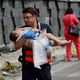 Un médecin évacue un enfant après le bombardement de l'hôpital Okhmatdyt, hôpital pour enfants à Kiev en Ukraine.