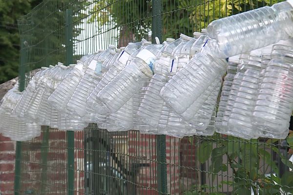 Afin de dénoncer la situation, une habitante de Vaudesson (Aisne) a accroché des dizaines de bouteilles d'eau à sa grille.