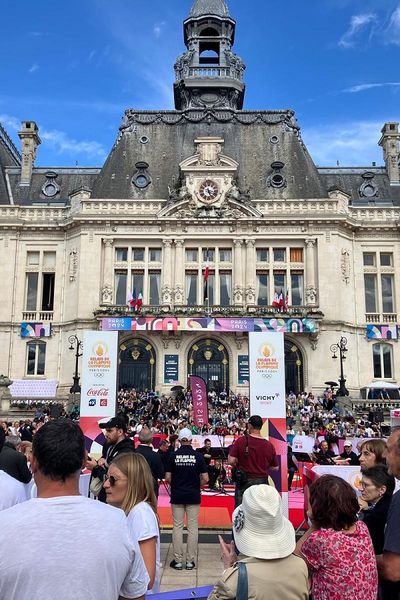 La flamme olympique fait un passage triomphal à Vichy.