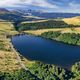 Une vue aérienne du lac Guéry niché au cœur du Parc Naturel Régional des Volcans d’Auvergne et des Monts Dore,