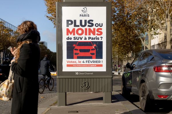 Panneau d'affichage de la Ville de Paris sur la consultation organisée le 4 février.