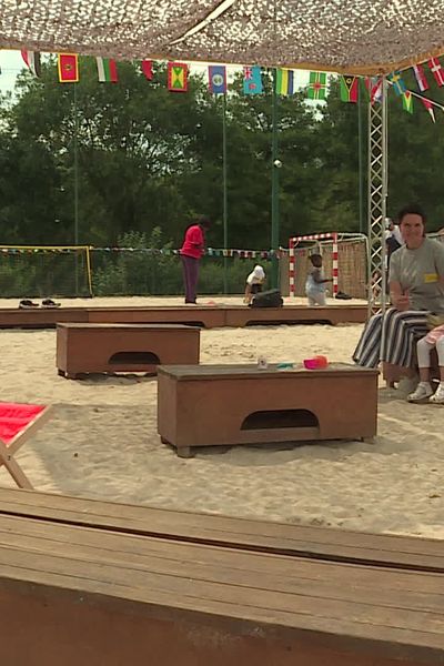 Montargis se dote d'une plage pour cet été, objectif : passer du temps en dehors de chez soi et avec d'autres enfants des quartiers.