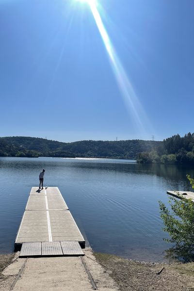 Le lac de Saint-Cassien vu de la base nautique d'avirons.