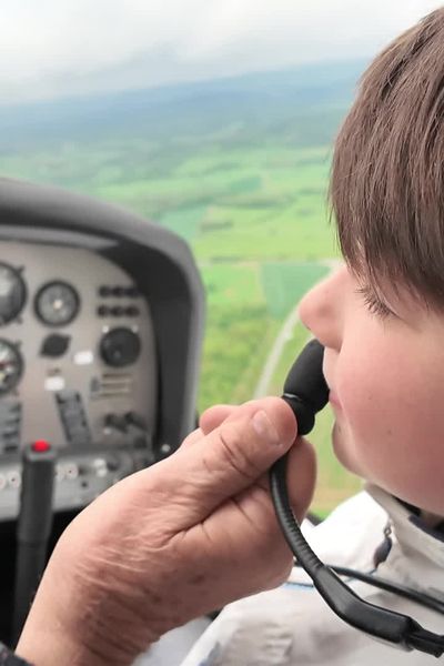 Survoler le Jura, un chouette cadeau du centre de vacances pour ces jeunes Jurassiens.