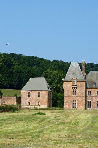 Le Mont-Dieu est la commune la moins peuplée des Ardennes avec onze habitants. Sans bourg ni bâtiments publics, elle n'est composée que de lieux-dits.