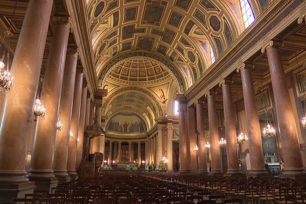 La cathédrale Saint-Pierre de Rennes abrite une mutitude de trésors, dont un retable flamand anversois du XVIème siècle. Des pièces de collection qu'il faut protéger des flammes