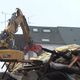 Les engins de chantier se sont activés pour démolir les trois maisons condamnées de la rue de Bourgogne à Orléans.