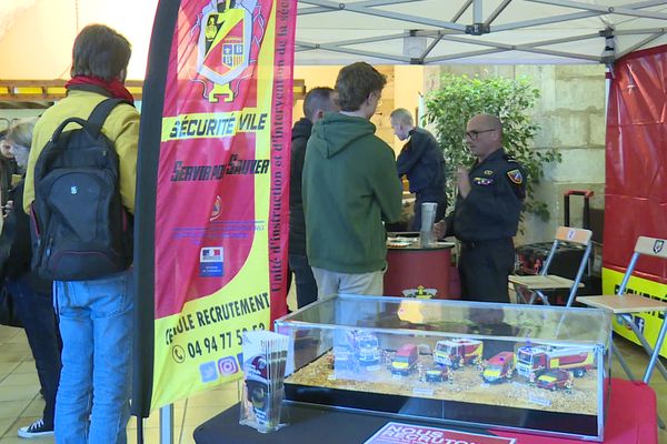 À Libourne, un forum de recrutement se tenait ce mercredi pour attirer 300 jeunes dans la nouvelle base de la sécurité civile.