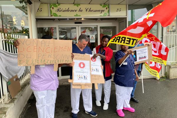 "Non au licenciement du personnel", "Stop aux acharnements !", "Trop c’est trop !" : des pancartes affichées par les personnels grévistes ce mercredi matin devant l’Ehpad La Chesnaye à Suresnes.