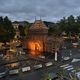 Le château en carton a passé la nuit sur la place avant d'être détruit le lendemain par la population.