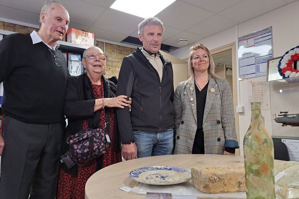 Sandra Wood, nièce de la plus jeune victime britannique de l'opération Dynamo, accompagné de Bruno Pruvost, plongeur de Dunkerque, à sa gauche