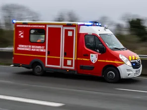 Les pompiers et le SMUR sont intervenus pour porter secours aux deux victimes, hospitalisées en urgence absolue.