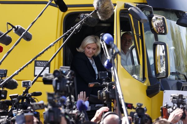 Marine Le Pen rencontrait les chauffeurs routiers à Roye, ce jeudi 21 avril, devant les caméras, pour sa dernière ligne droite de campagne.