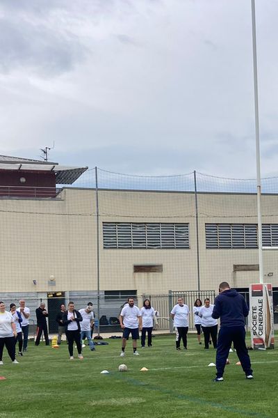 Candidats et recruteurs font connaissance en jouant au rugby au cours d'un jobdating pas comme les autres à La Voulte sur Rhône en Ardèche