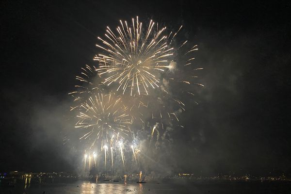 Chaque année, depuis plus de 50 ans, des firmes internationales se retrouvent dans la célèbre Baie de Cannes dans le cadre d’un des plus prestigieux Festival d’Art Pyrotechnique au Monde.