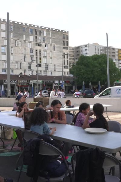 Des étudiants logés dans le quartier prioritaire de la Mosson à Montpellier. En échange d’actions solidaires, 34 étudiants bénéficient de colocations à un prix réduit dans une  quarantaine de villes en France. Une manière de répondre aux enjeux de mixité sociale.