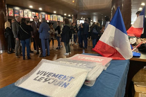 Perpignan - A quelques minutes de l'ouverture du meeting du RN au palais des congrès - 1er mai 2024.