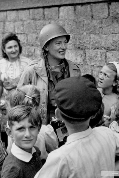 David E. Scherman, Lee Miller et des enfants à Saint-Malo, août 1944