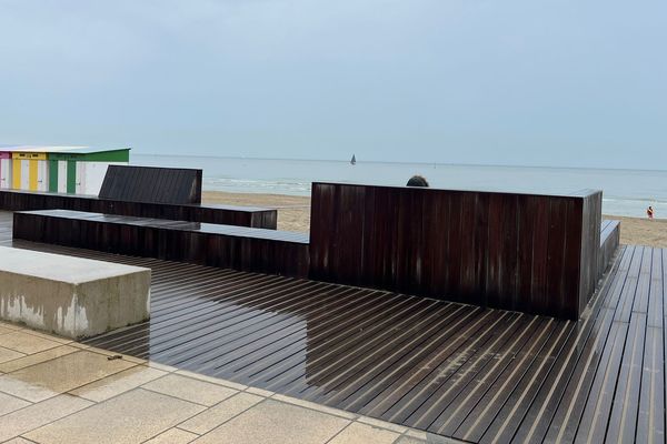 A Dunkerque, les bancs de la digue de Malo sont en réalité un mur anti-submersion, camouflé en mobilier urbain.