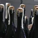 Des bouteilles de champagne habillées avec des bandelettes de papier recyclé