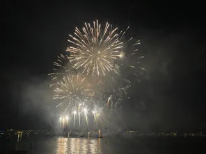 Chaque année, depuis plus de 50 ans, des firmes internationales se retrouvent dans la célèbre Baie de Cannes dans le cadre d’un des plus prestigieux Festival d’Art Pyrotechnique au Monde.