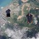 Le wingsuit est un sport extrême. Les pratiquants sont équipés d'une combinaison en forme d'aile qui leur permet de voler avant d'atterir avec un parachute.