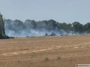 Un incendie est en cours à Arles dans un champs, les flammes ont parcouru près de deux hectares de végétation.