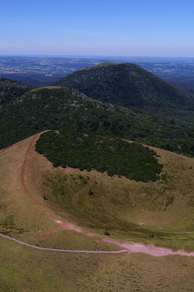 La chaine des puys vue de drone, avec le puy de Pariou et le puy de Come.