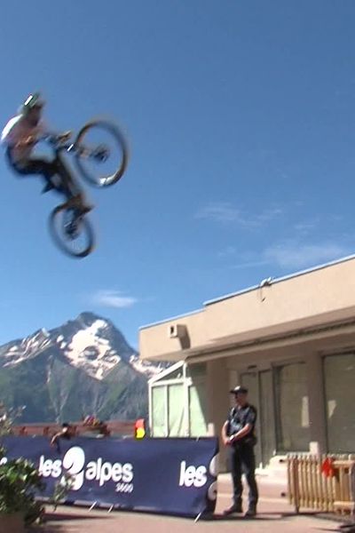 Une étape de descente urbaine était organisée ce dimanche 14 juillet à la station des 2 Alpes, en Isère.