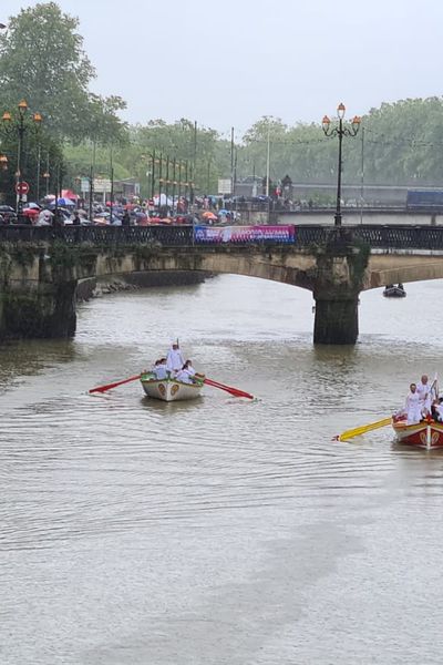 La flamme sur la Nive à Bayonne, temps fort de ce parcours de la flamme olympique ce lundi 20 mai. A retrouver dans l'édition ICI 12/13.