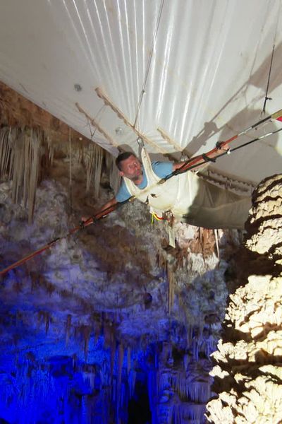 Dans la grotte de la Salamandre à Saint-Privat-de-Champclos dans le Gard, on peut monter à bord de l'Aéroplume. Une expérience inédite.