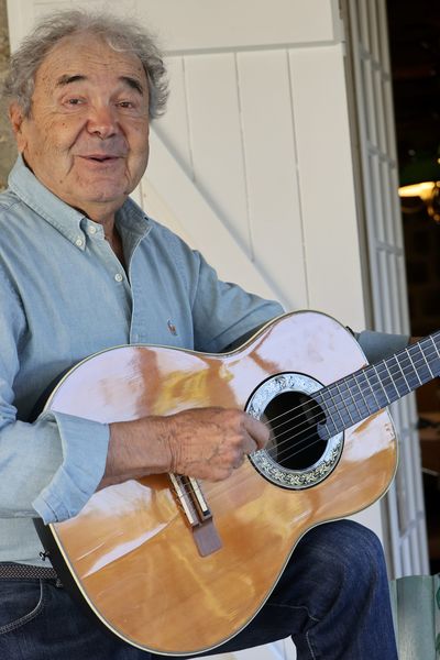 Pierre Perret et sa guitare (illustration)