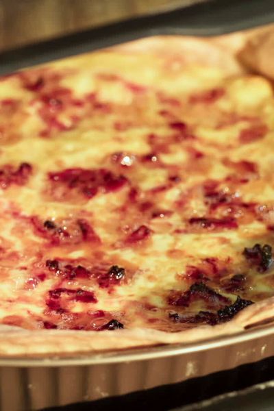 Une succulente quiche lorraine en train de cuire.