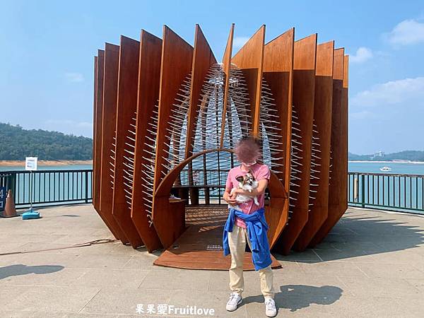 伊達邵親水步道⟩南投魚池景點，漫步在日月潭親水步道，輕鬆享受日月潭的優閒恬靜，道路平坦，沿途還可以聞到陣陣的桂花香與觀賞美麗的櫻花/寵物友善　不限大小最少需要牽繩　　銀髮友善 @果果愛Fruitlove