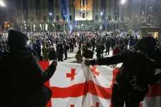 Protesty v Gruzii pokračují osmý den. Policie už zadržela stovky demonstrantů