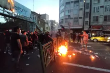 V Íránu popravili muže, který údajně na demonstraci útočil na bezpečnostní síly