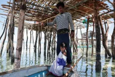 Mořští kočovníci Bajau Laut často žijí v chudobě a nejistotě