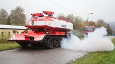 Po výbuchu ve Vrběticích museli hasiči na místo povolat i tank, snímek ze 17. října 2014