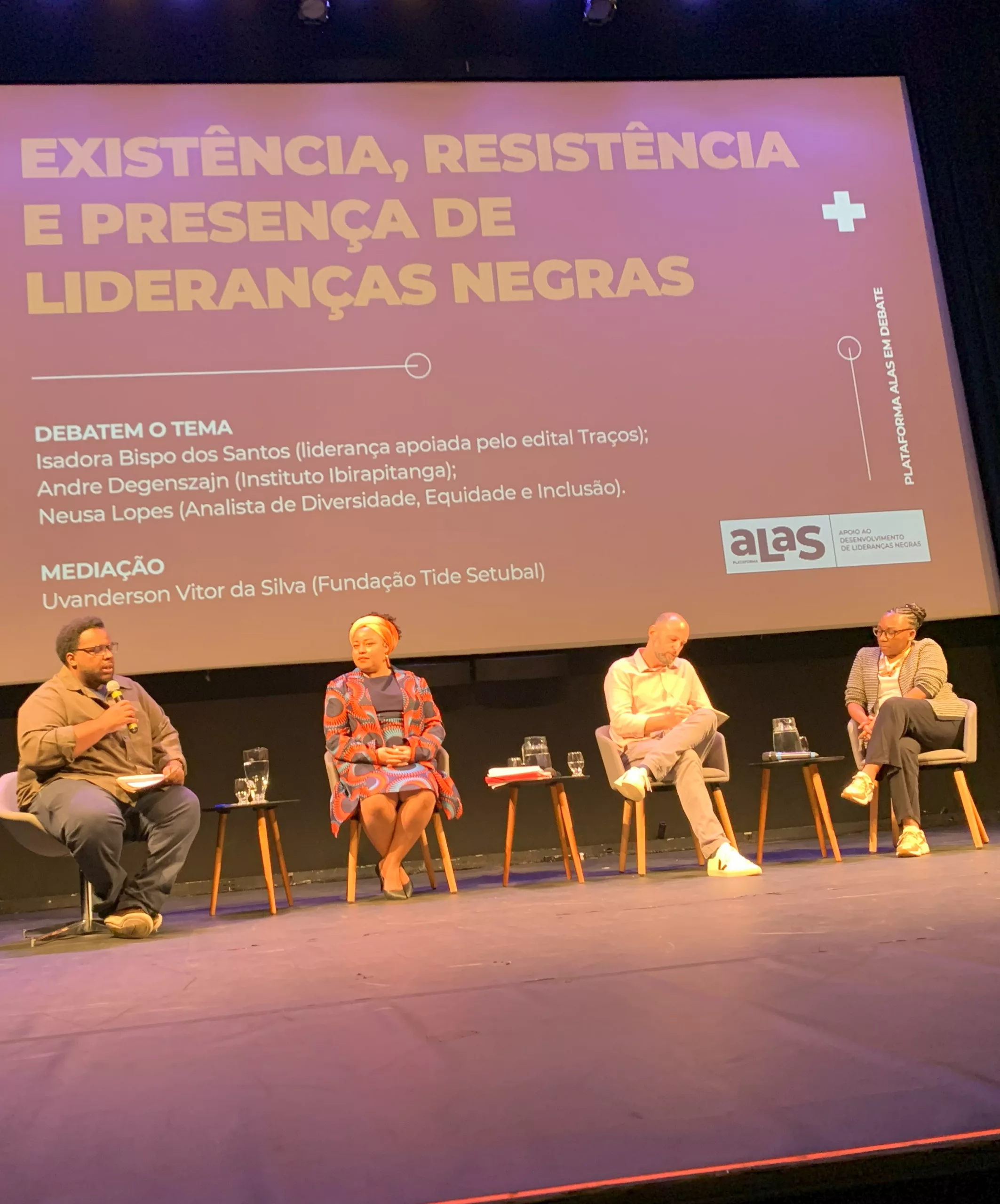 Imagem da mesa sobre a inclusão de lideranças mesas em espaços de poder e decisão durante o evento Plataforma Alas em Debate.