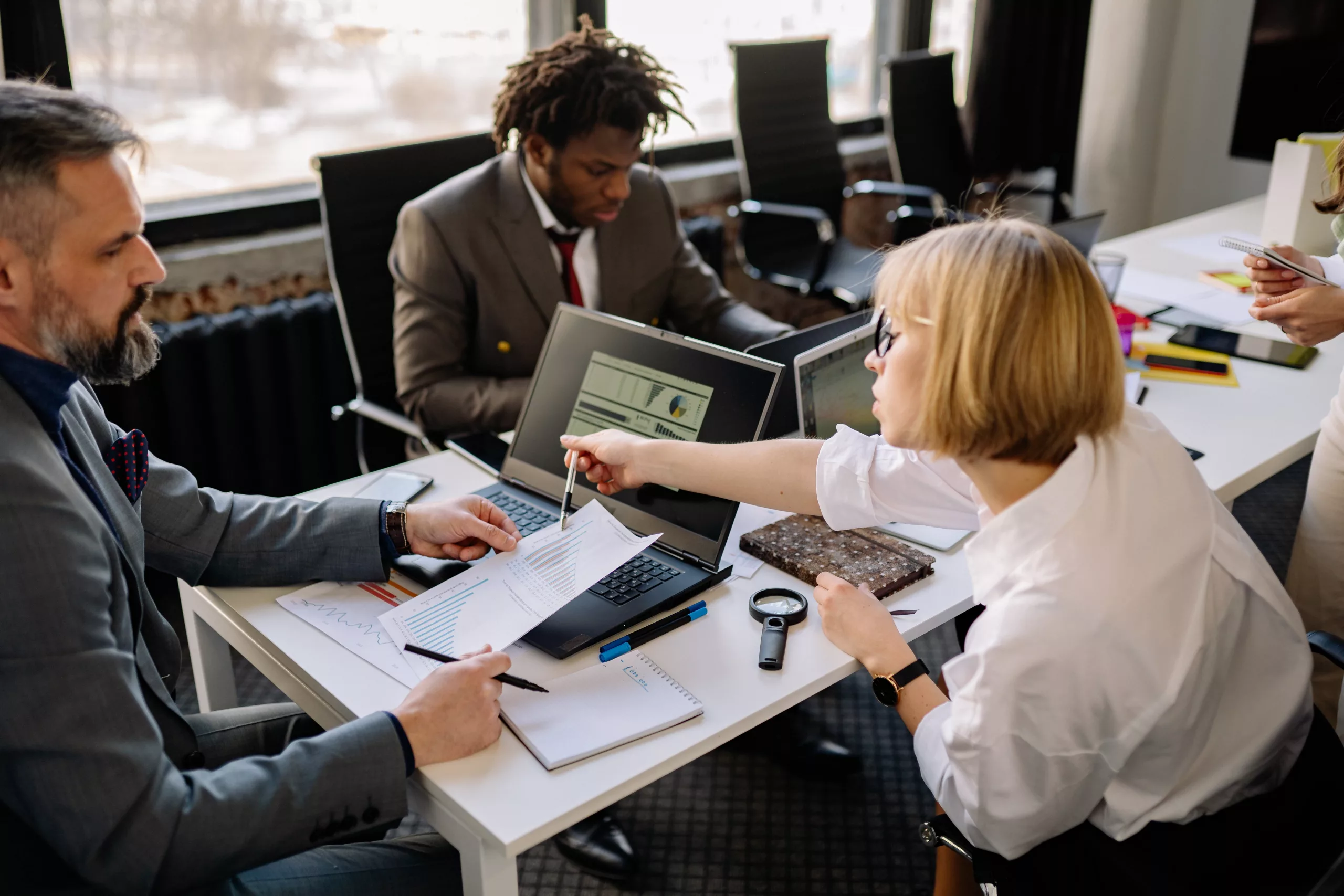 A imagem mostra uma reunião de pessoas em uma empresa. Há pluralidade racial e de gênero. A imagem foi escolhida para retratar o panorama de diversidade identificado no Censo Gife 2022-2023.