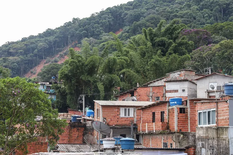 Imagem da Vila Sahy, em São Sebastião (SP). A foto ilustra a nota sobre racismo ambiental.