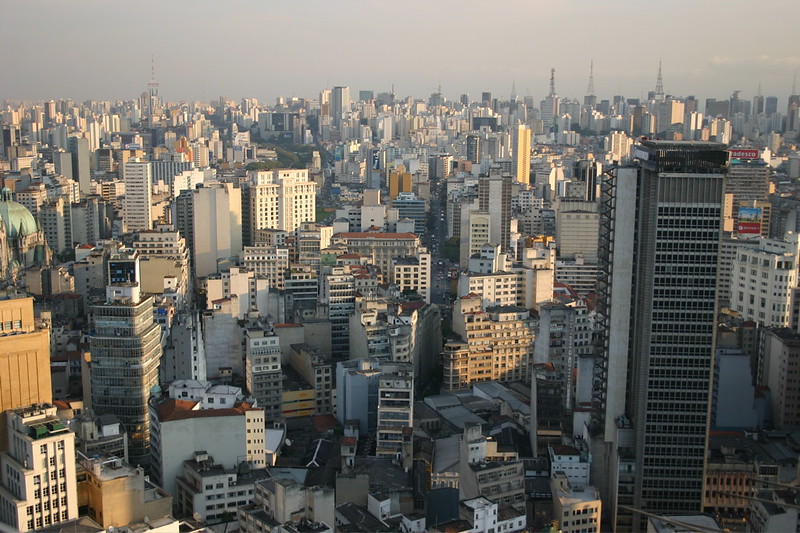 Imagem panorâmica de São Paulo. A foto ilustra o texto sobre a relação entre equipamentos públicos e direito à cidade.